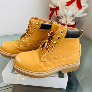 KIDS BOOTS. Signs of use